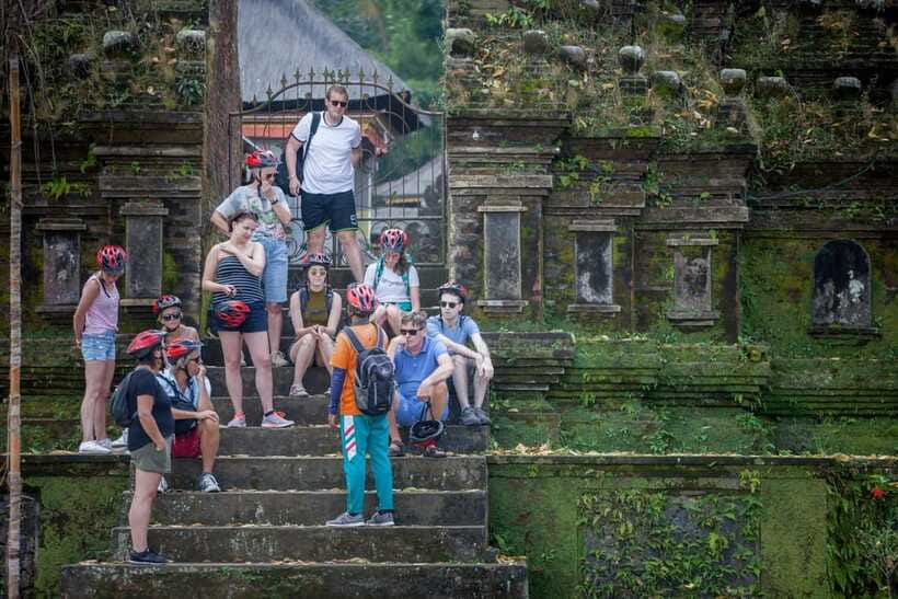 Ubud Cycling Tour : All Inclusive Cycling Adventure - Warung Stop: Wood Carvers and Balinese Painters at Work