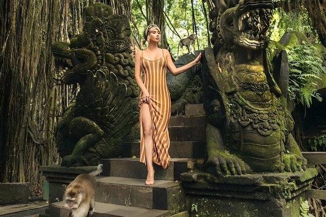 Ubud Day Tour: Sacred Monkey Forest, Tegenungan Waterfall, Rice Terrace - Ubud Traditional Art Market: shop smarter for handmade crafts
