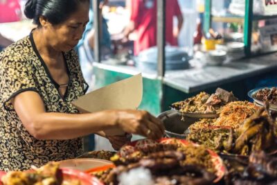 Ubud: Gianyar Night Market Food Tour with up to 17+ Tastings - The Food Lineup: From Satay Lilit to Green Pandan Crepes