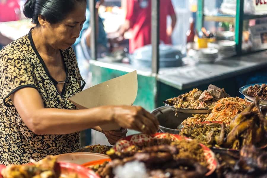 Ubud: Gianyar Night Market Food Tour with up to 17+ Tastings - The Food Lineup: From Satay Lilit to Green Pandan Crepes