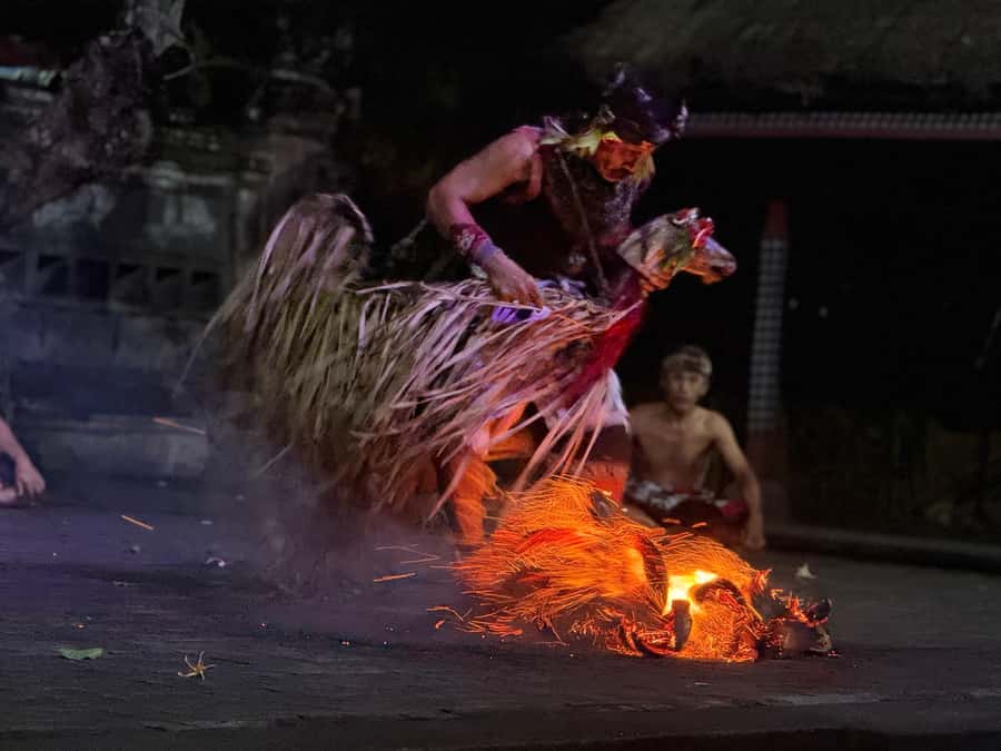 Ubud: Kecak & Fire Dance Show at Batubulan Village - Photography rules (and how to not miss the show)