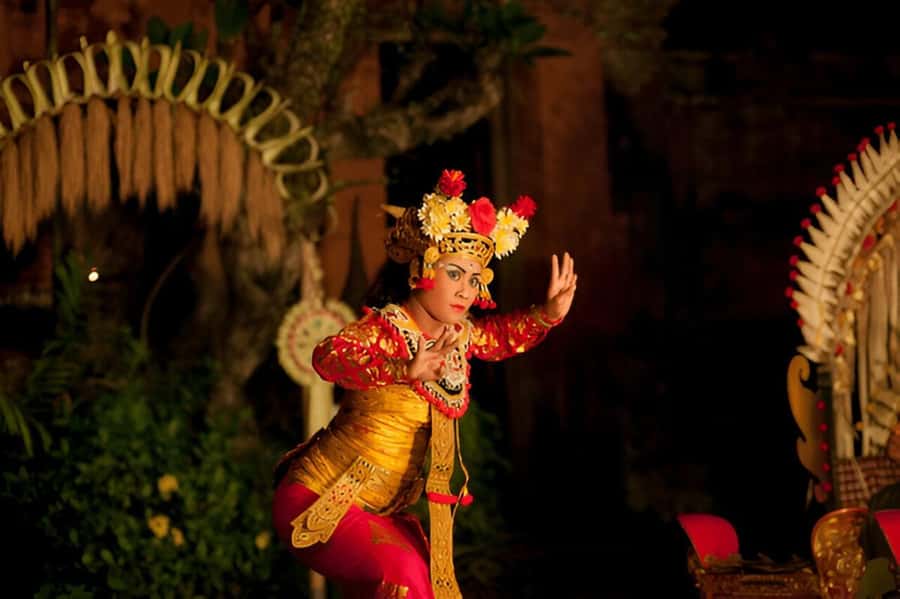 Ubud: Legong Lasem Or Ramayana Ballet Show Ticket - Audience Experience at ARMA: Close Viewing vs Weather Reality