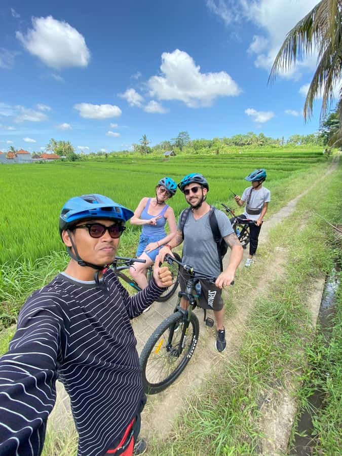 Ubud : PRIVATE Bike Tour inside Rice Field with meal & pool - Traditional village sections and guided walking breaks
