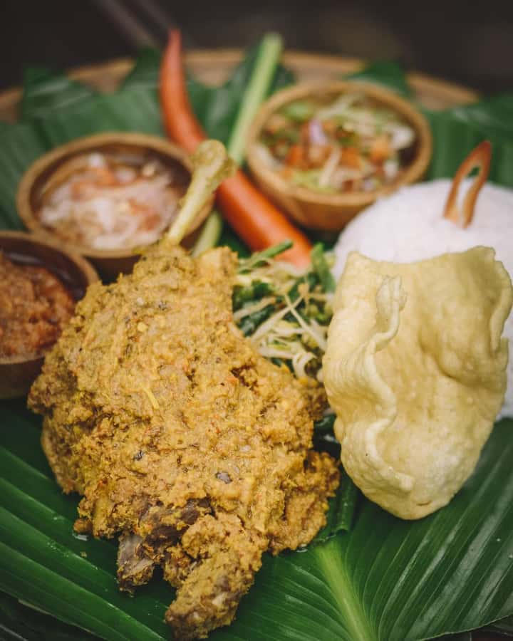 Ubud: Private Scenic Waterfalls and Rice Terraces Tour - Lunch and a coffee break in Tampaksiring: where your day shifts gears
