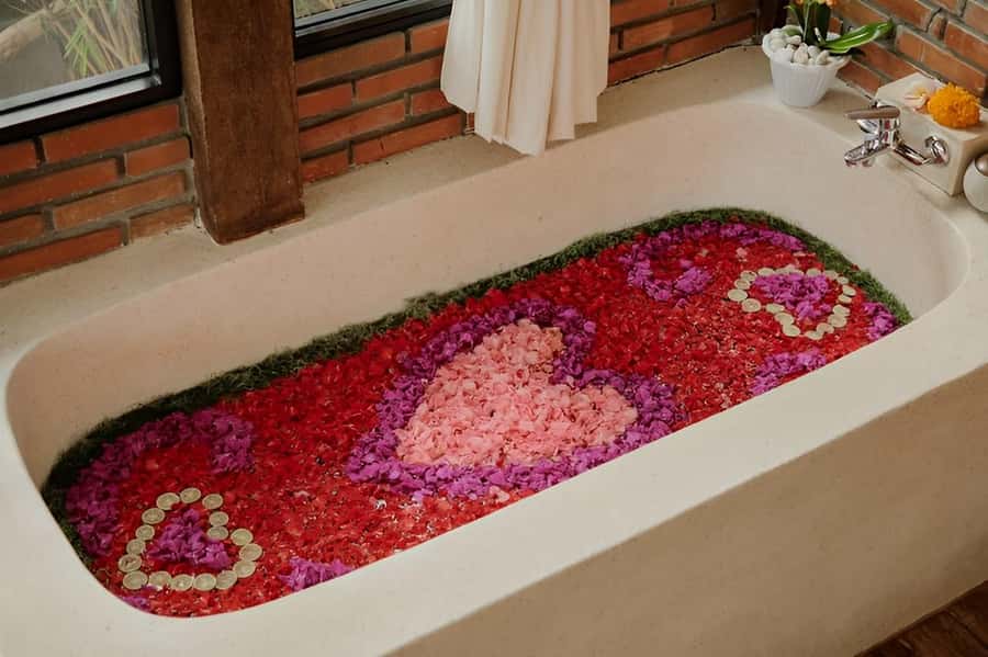 Ubud: Relaxing Spa Balinese Massage Package - The Massage Phase: Essential Oils, Flower Lotion, and Muscle Loosening