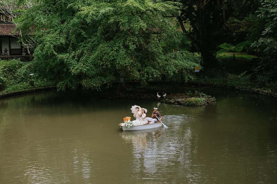 Ubud: Romantic Picnic on a Wooden Boat with Sparkling Wine - Key highlights at a glance
