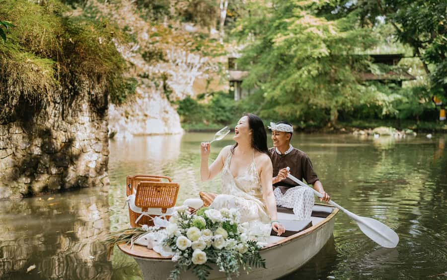 Ubud: Romantic Picnic on a Wooden Boat with Sparkling Wine - The picnic basket: Gourmet details that make it feel special