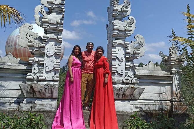 Ubud Tirta Empul Temple Swing And Waterfall Private Guided Tour - Happy Swing Bali: a quick photo stop with real payoff
