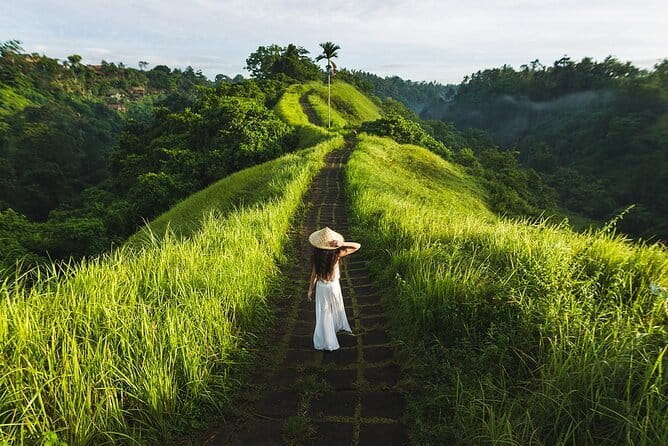 Ubud Tour with all includes - Yana Art Gallery wood carving: a gallery stop that feels connected to craft