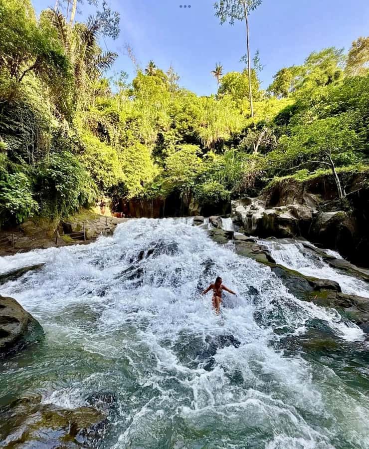 Ubud: Trekking Through Rivers & Forests to Three Waterfalls - Swimming along the rocks: how the tour keeps it manageable