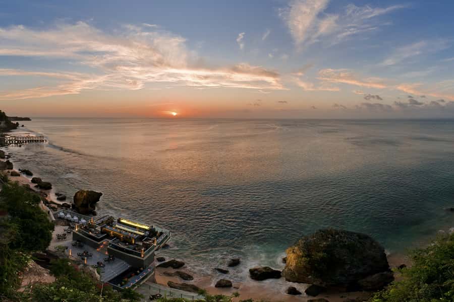 Uluwatu: Beach Club and Cliffside Private Bar Hopping Tour - Food breaks: Rock Bar tapas plus optional Jimbaran seafood dinner