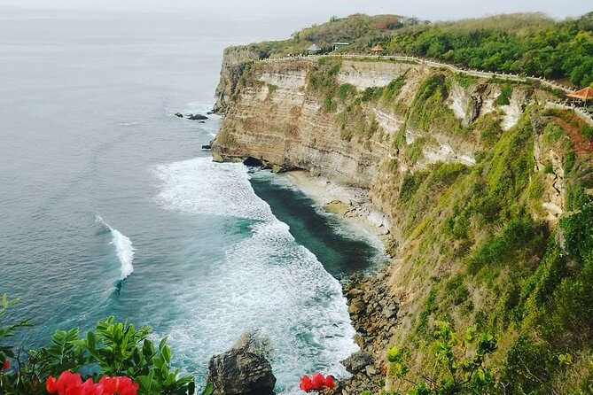 Uluwatu Sunset, Kecak Dance and Jimbaran Seafood Dinner - The guides make the difference: what to ask for