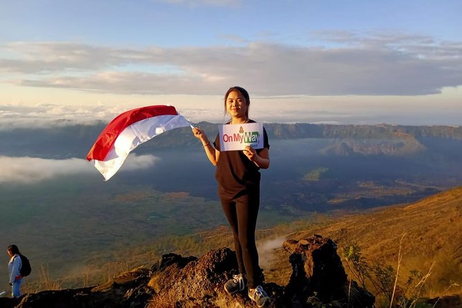 Watch the sunrise from the top of Mount Batur volcano - The hike in the dark: flashlights, pace, and the real terrain