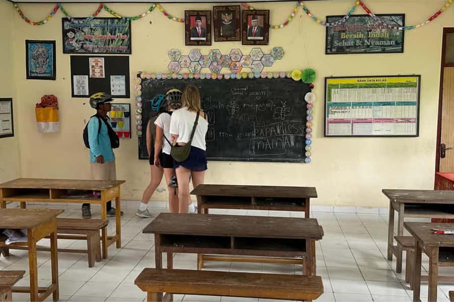Yogyakarta: 3-Hour Bike Tour Through Villages with Transfers - How the ride works: farming chats, community stops, and school moments