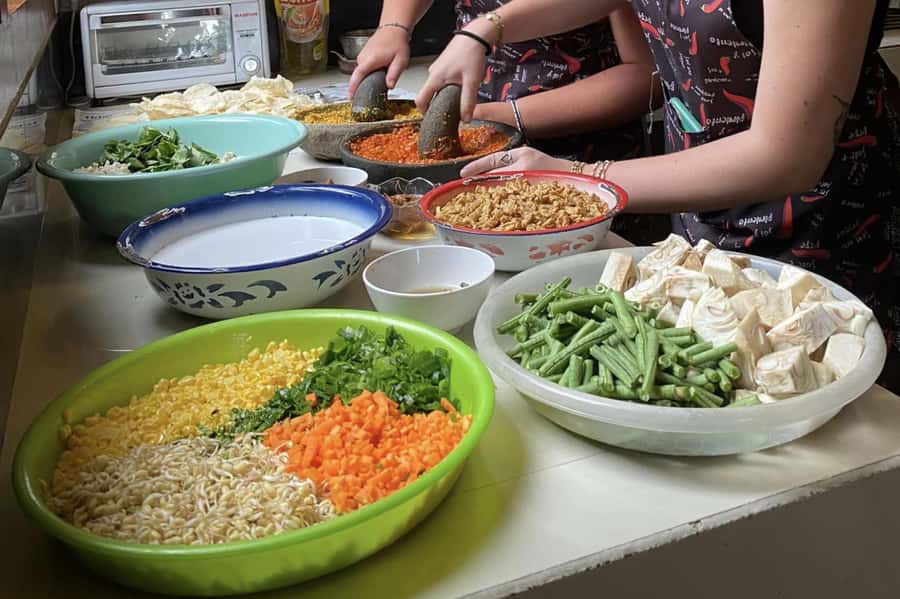Yogyakarta: 3-hour Cooking Class with Market Tour - The market tour: buy spices like you mean it