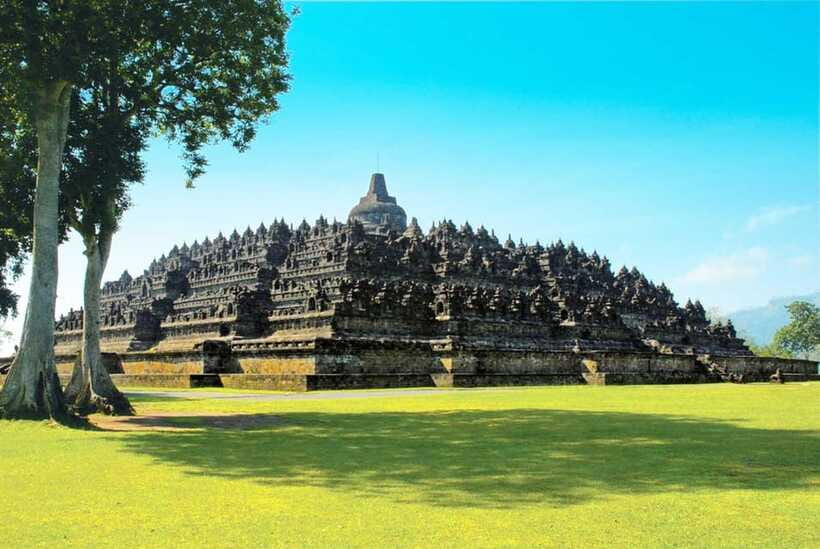 Yogyakarta: Borobudur 5-hour Tour with Climb-up & Transfers - The climb-up to the top: rules, time limits, and photo strategy