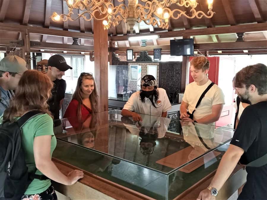 Yogyakarta: Borobudur Climb and Prambanan Shared Guided Tour - Price and value: how $38 stacks up for two UNESCO sites