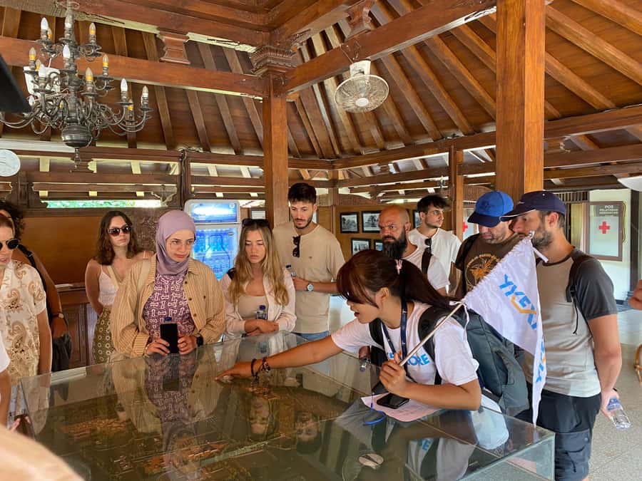 Yogyakarta: Borobudur Climb-up and Prambanan Guide Tour - Borobudur Climb-Up and the Meaning You Can Actually Use