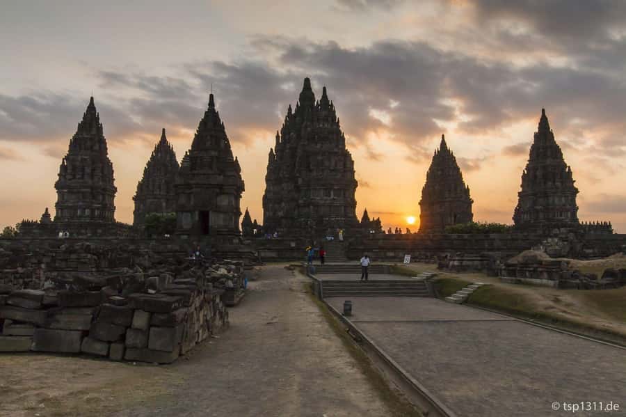 Yogyakarta: Borobudur climb up guarantee& prambanan temple - Should you book it?