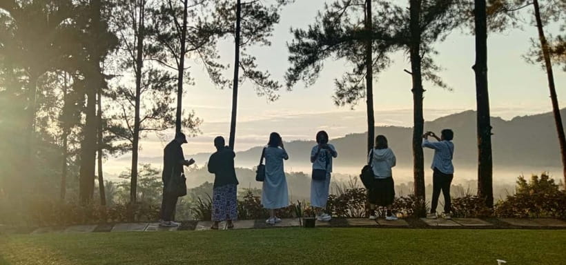 Yogyakarta: Borobudur Climb up & Prambanan Tour with Sunset - Should You Book This Borobudur Climb and Prambanan Sunset Tour?