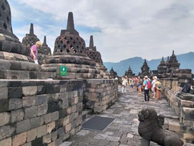 Yogyakarta: Borobudur climb up,Prambanan &Volcano Lava View - Getting from your Yogyakarta hotel to Borobudur (about 1h20)