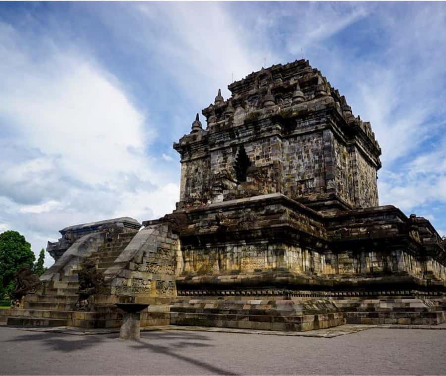 Yogyakarta: Borobudur & Prambanan Temple Tour with Tickets - Prambanan: fast entry to towering shrines and carvings