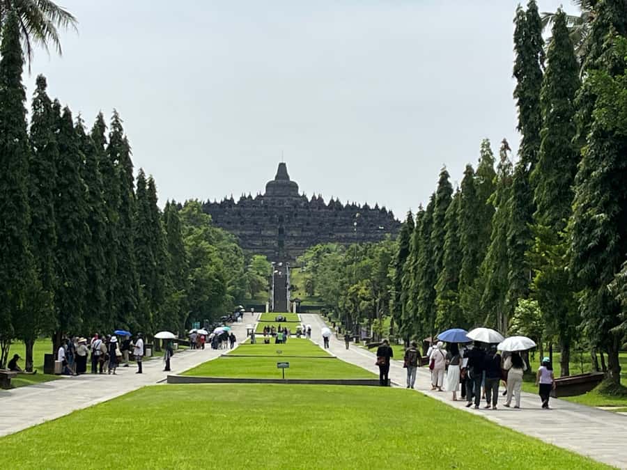 Yogyakarta: Borobudur Sunrise & Prambanan ClimbUp Guarantee - Guides on the ground: how names like Johan, Agus, and Fahmi fit the experience
