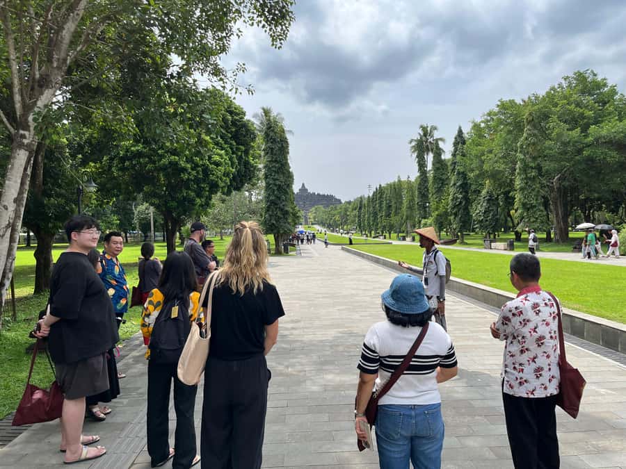Yogyakarta: Borobudur Sunrise & Prambanan ClimbUp Guarantee - Who should book this one-day Borobudur and Prambanan combo