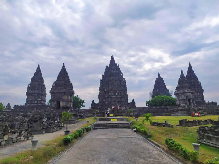 Yogyakarta: Borobudur sunrise(guarantee climb up)& Prambanan - How the Day Stays Organized (Even When the Streets Fight Back)