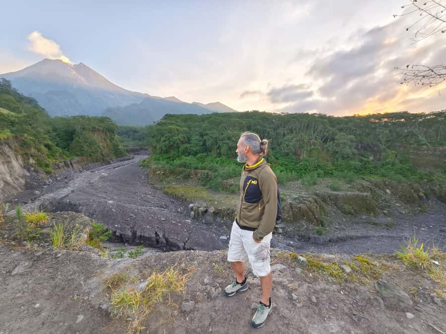 Yogyakarta : Borobudur(climb up temple) & sunrise mt merapi - Borobudur climb and the stories in 504 Buddha statues