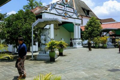 Yogyakarta City tour and Ijo Temple Sunset - Yogyakarta Palace: court life, local customs, and performance energy