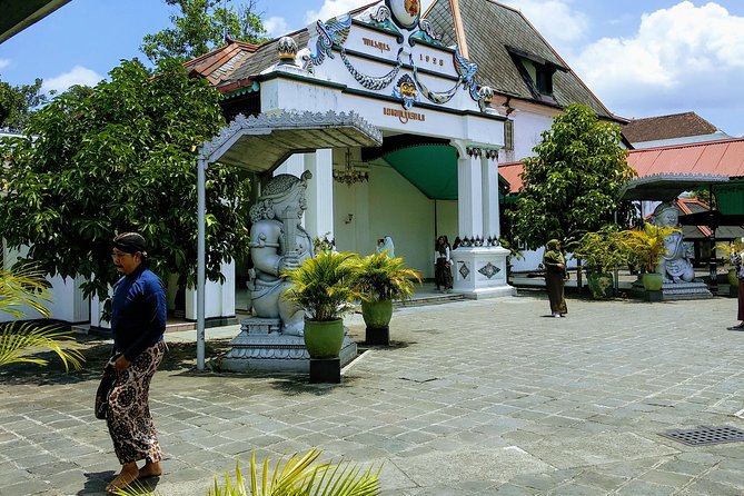 Yogyakarta City tour and Ijo Temple Sunset - Yogyakarta Palace: court life, local customs, and performance energy