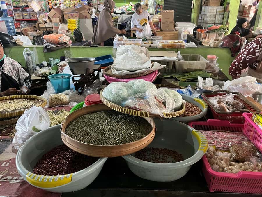 Yogyakarta: Cooking Class with Traditional Market Tour - Instructor Support in English and Malay