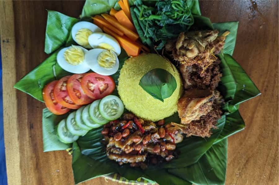 Yogyakarta: Countryside Cycling and Cooking Class Experience - Leaving Yogyakarta behind: pickup and the market with Maxi
