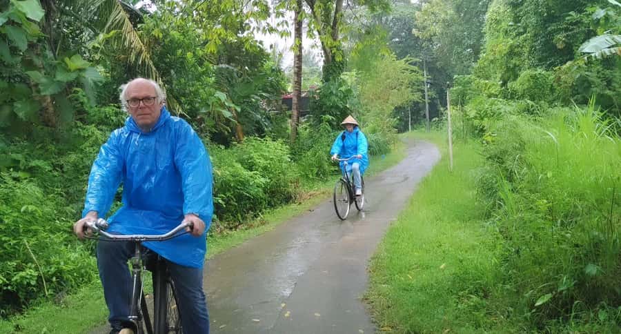 Yogyakarta: Countryside Village Cycling Tour With Guide - The Traditional Village Stop: Watching Daily Life Close-Up