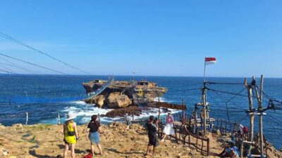 Yogyakarta: Explore Pindul Cave, Oyo River & Timang Beach - Pindul Cave: why the donut boat experience feels special
