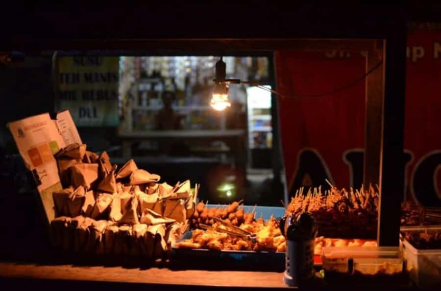 Yogyakarta: Guided City Walk and Food Tour - Malioboro walking time: photos, landmarks, and context