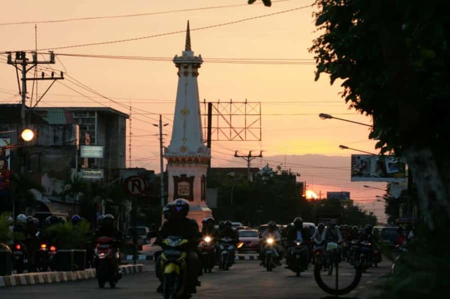 Yogyakarta: Guided City Walk and Food Tour - Becak and tuk-tuk rides: turning transit into part of the fun