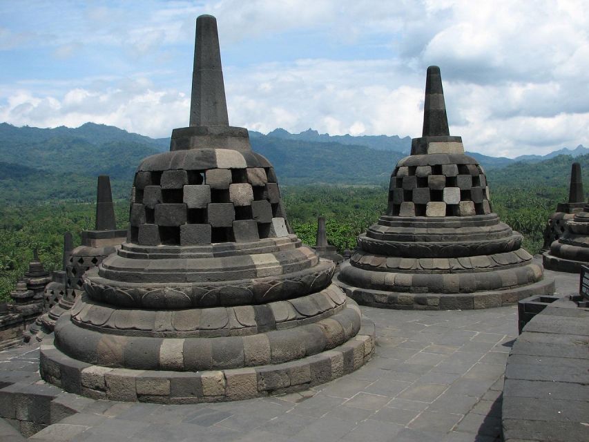 Yogyakarta: Guided Tour to Borobudur Climb Full Access - Mondays at Borobudur: Courtyard-Only Access and a Different Day Plan