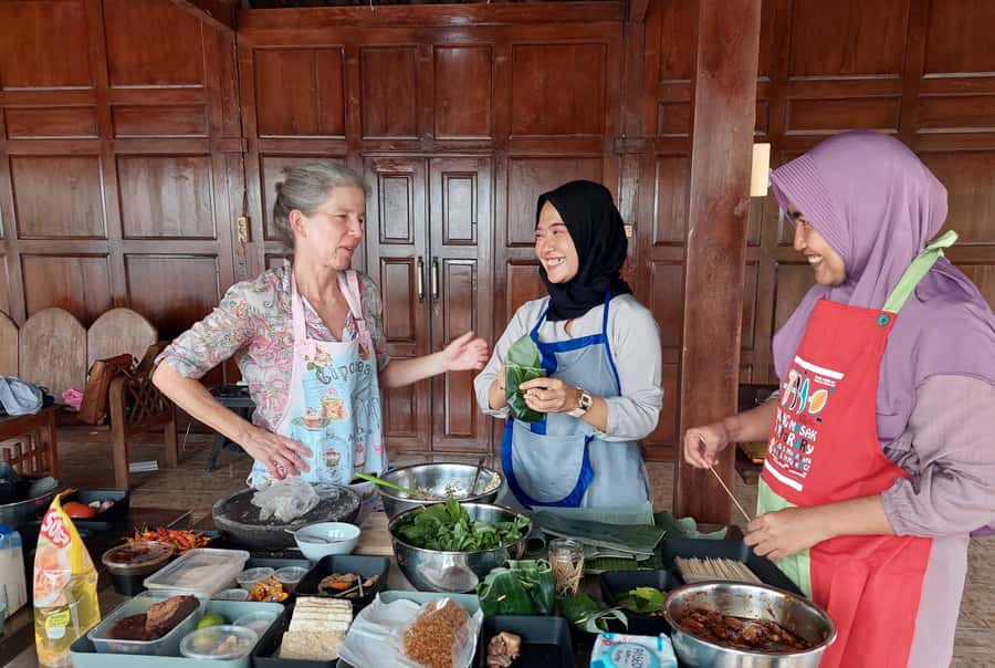 Yogyakarta: Javanese Cooking Class & Market Tour - Back to a Javanese home kitchen: how the class fits into 270 minutes