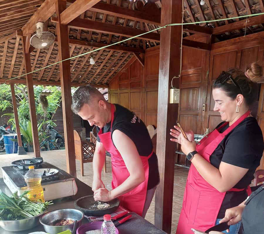 Yogyakarta: Javanese Cooking Class & Market Tour - English instruction and the chef team: comfort without losing authenticity