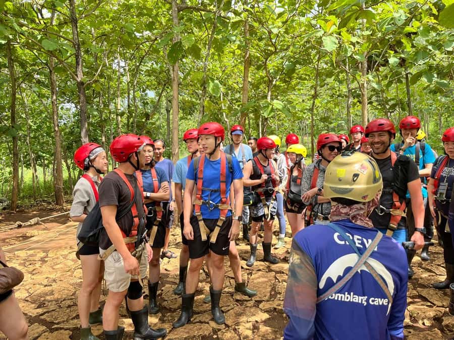 Yogyakarta: Jomblang and Pindul Cave Shared Guided Tour - Why the rubber-tire ride can be better than the sand-surfing options