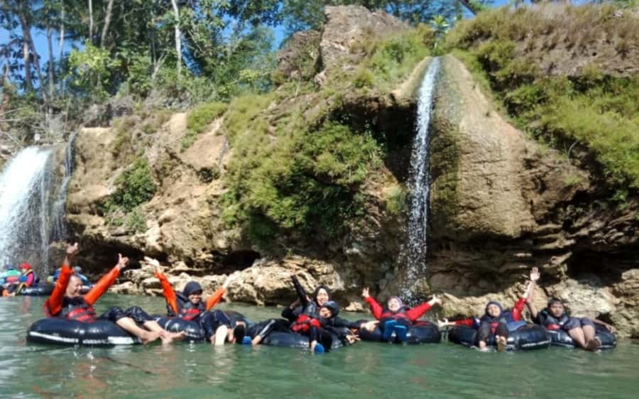 Yogyakarta: Jomblang Cave & Pindul Cave Adventur Tour - Oyo River waterfall stop: a refreshing breather after the caves