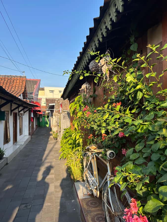Yogyakarta Kotagede Walking Tour: Royal city & Locals Life - Narrow Alleys, Old Houses, and What to Notice in the Neighborhood