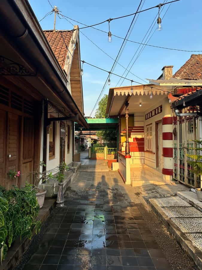 Yogyakarta Kotagede Walking Tour: Royal city & Locals Life - Food Moment: Street Food Tasting Without a Busy Market Stampede