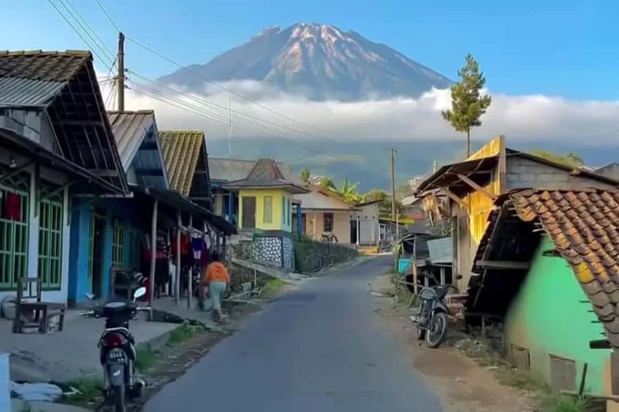 Yogyakarta : Nepal Van java & Kedung Kayang waterfall trip - Kedung Kayang Waterfall: how the walk sets up the Merapi view