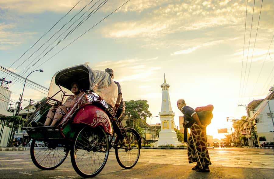 Yogyakarta: Night Walking and Street Food Tasting Tour - Meeting at Tugu: Start Smart, Not Stressed