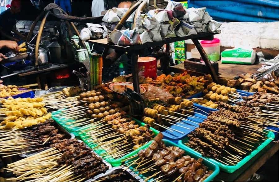 Yogyakarta: Night Walking and Street Food Tasting Tour - Eating Street Food Like a Local: What the Tastings Actually Deliver