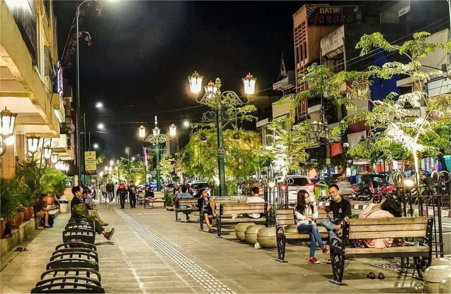 Yogyakarta: Night Walking and Street Food Tasting Tour - Alun-Alun Kidul After Dark: Games, Fair Rides, and Local Energy