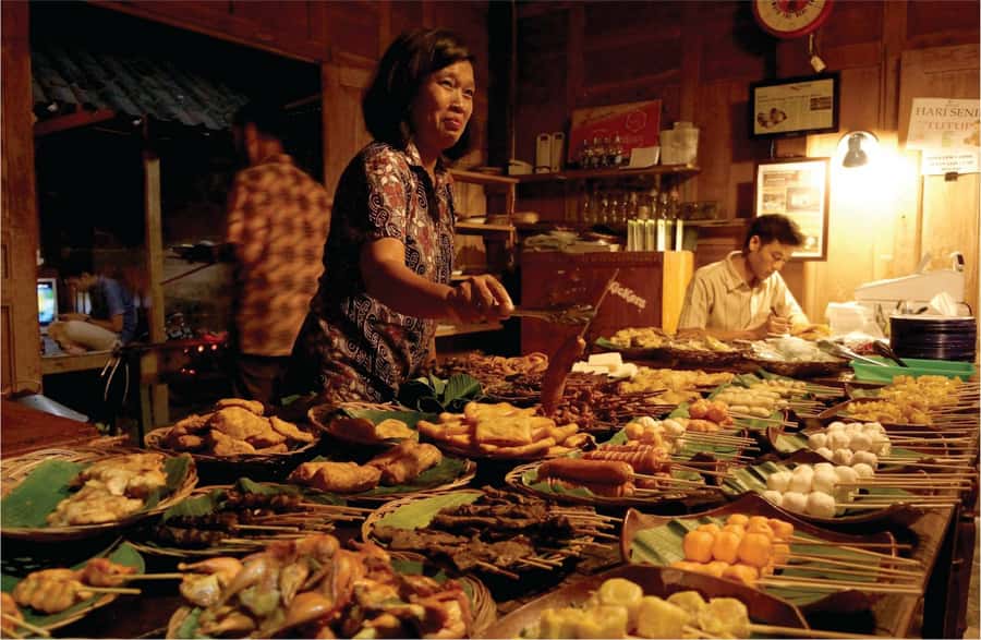 Yogyakarta: Night Walking and Street Food Tasting Tour - City Landmarks at Night: Seeing Yogya When It Looks Different